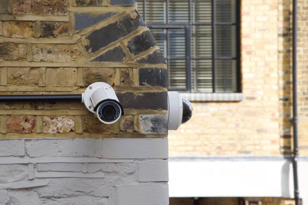 Kamery monitoringu przemysłowego umieszczone na krawędzi budynku