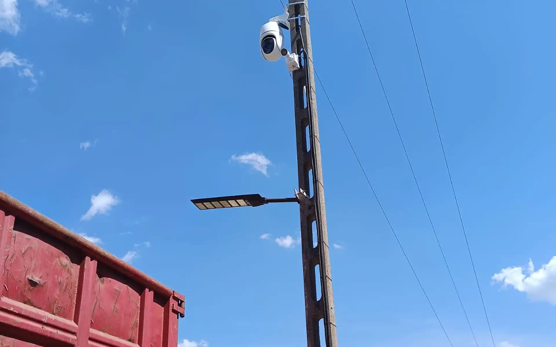 montaż monitoringu na złomowisku, kamera obrotowa i tubowa na lampie