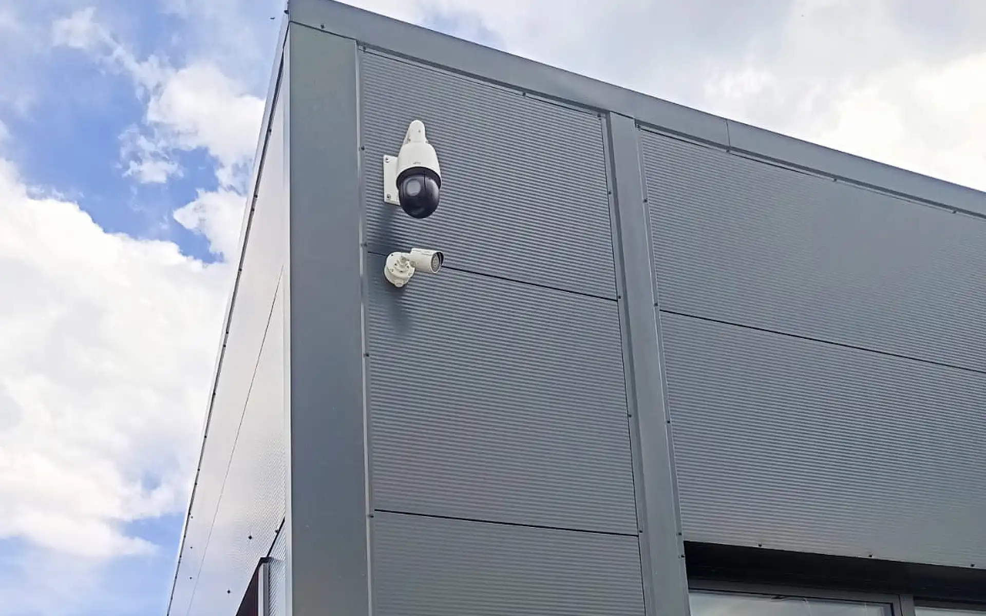 instalacja monitoringu w Mielcu - kamera obrotowa i tubowa znajduje się na elewacji budynku