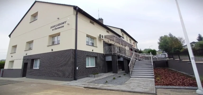 kamery znajdujące się na elewacji budynku domu ludowego
