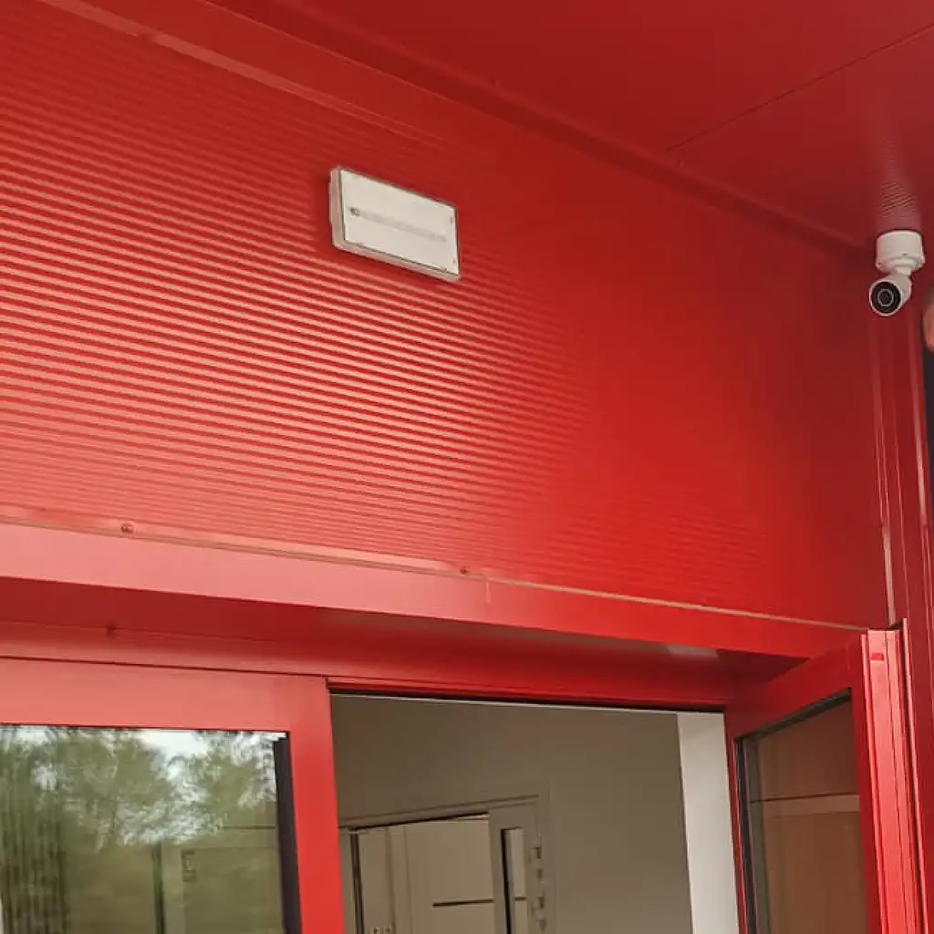 instalacja monitoringu w Mielcu - kamera znajdująca się przed wejściem do budynku