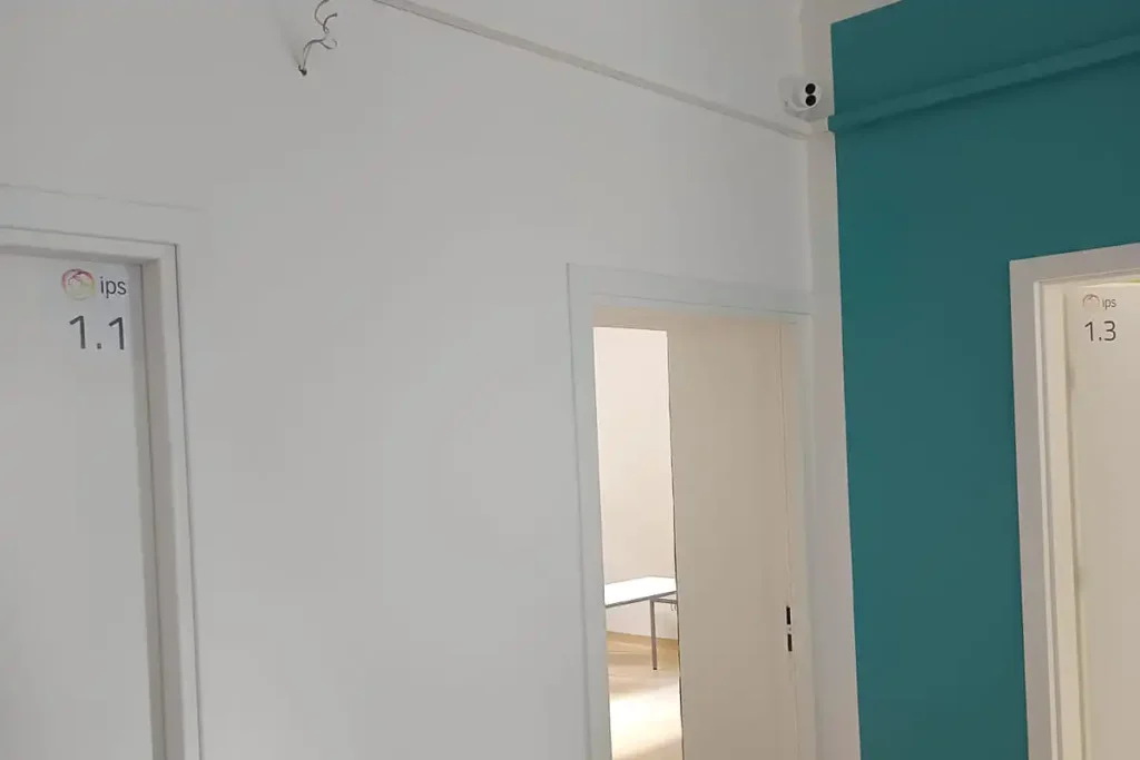 kompleksowy system bezpieczeństwa w szkole Rzeszów, kamera kopułkowa zamontowana na korytarzu