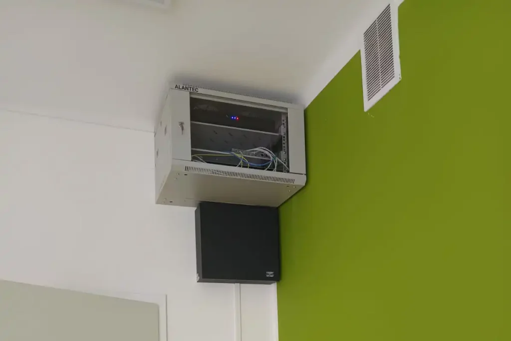 kompleksowy system bezpieczeństwa w szkole Rzeszów, skrzynka rack