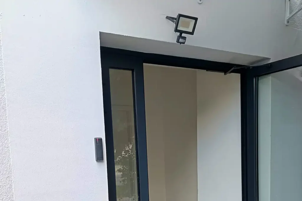 kompleksowy system bezpieczeństwa w szkole Rzeszów, kontrola dostępu przed wejściem do szkoły