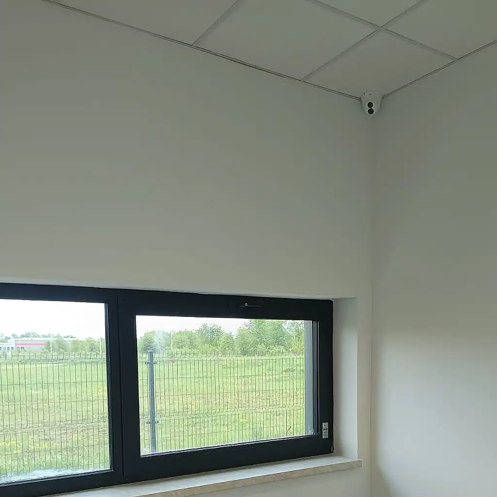instalacja monitoringu w Mielcu - pomieszczenie biurowe w którym znajduje się kamerka kopułkowa