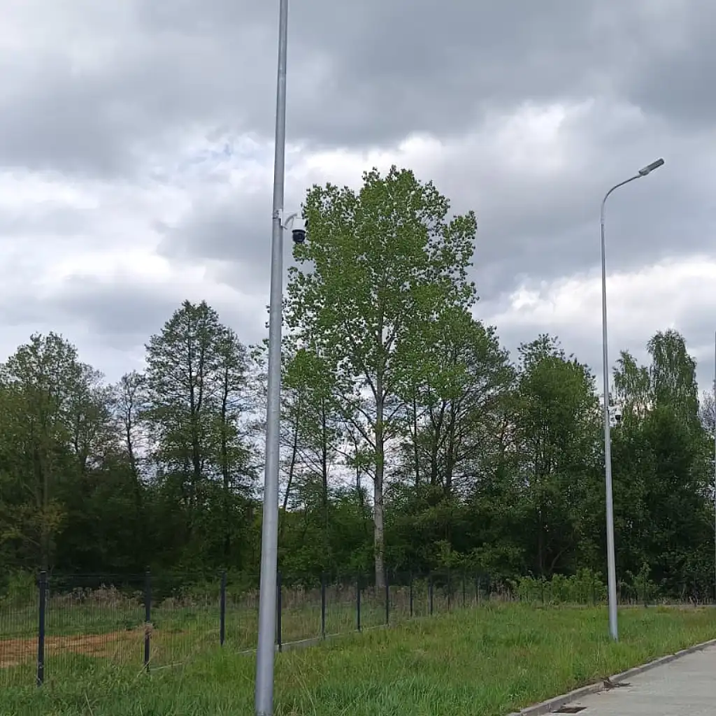 instalacja monitoringu w Mielcu - kamera obrotowa na lampie
