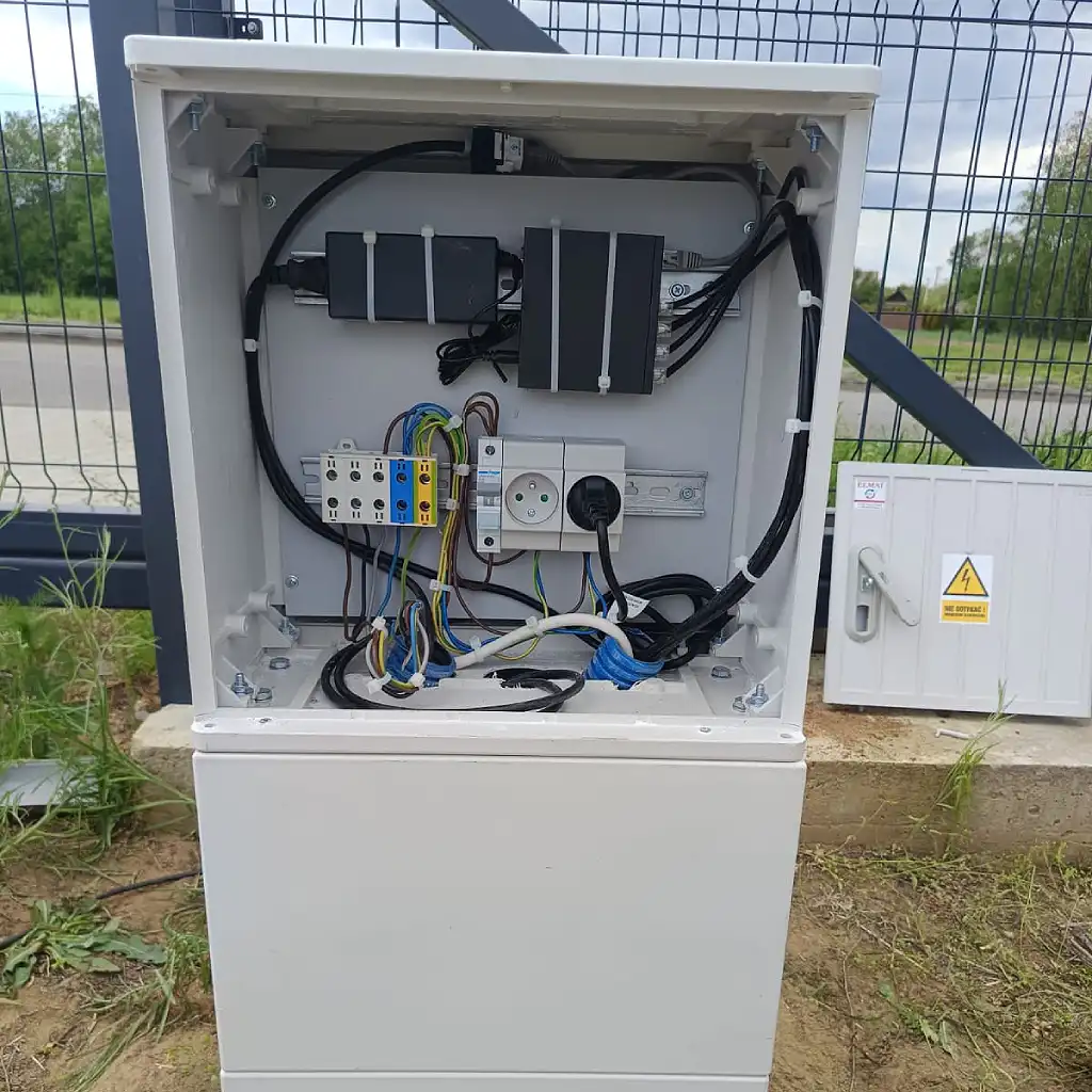 instalacja monitoringu w Mielcu - szafa rack