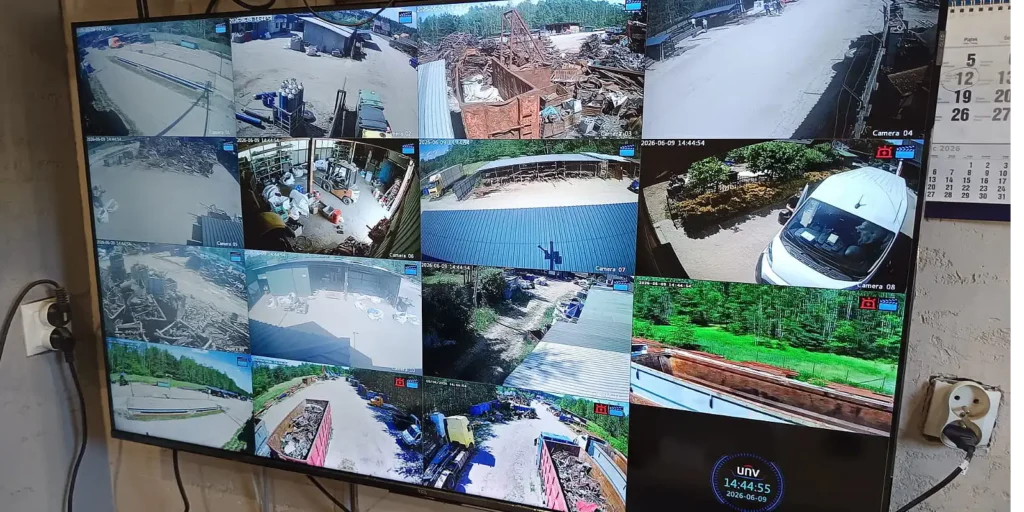 montaż monitoringu na złomowisku, rejestracja obrazu na żywo pokazana na telewizorze