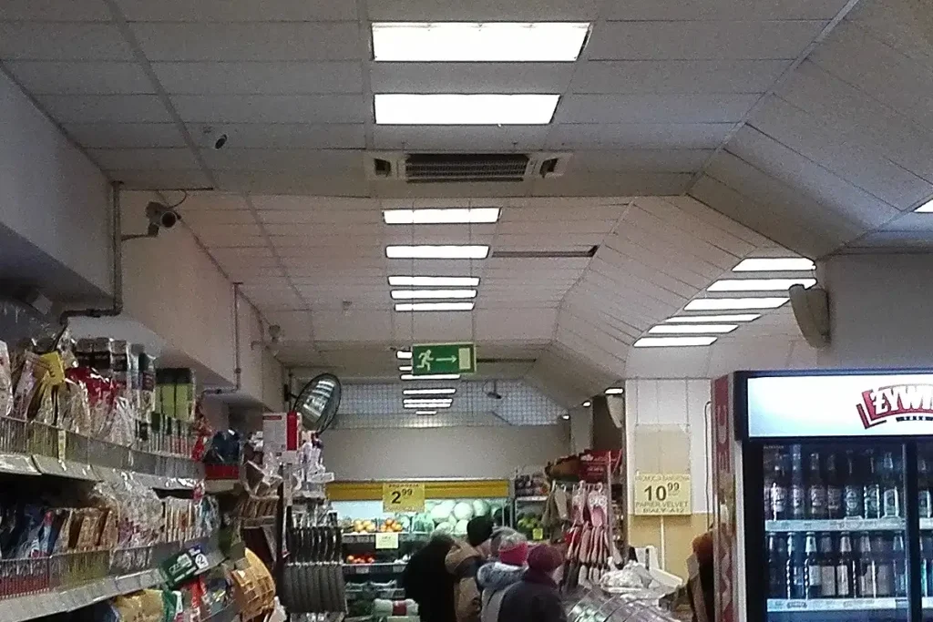 montaż monitoringu w sklepie spożywczym - wnętrze sklepu