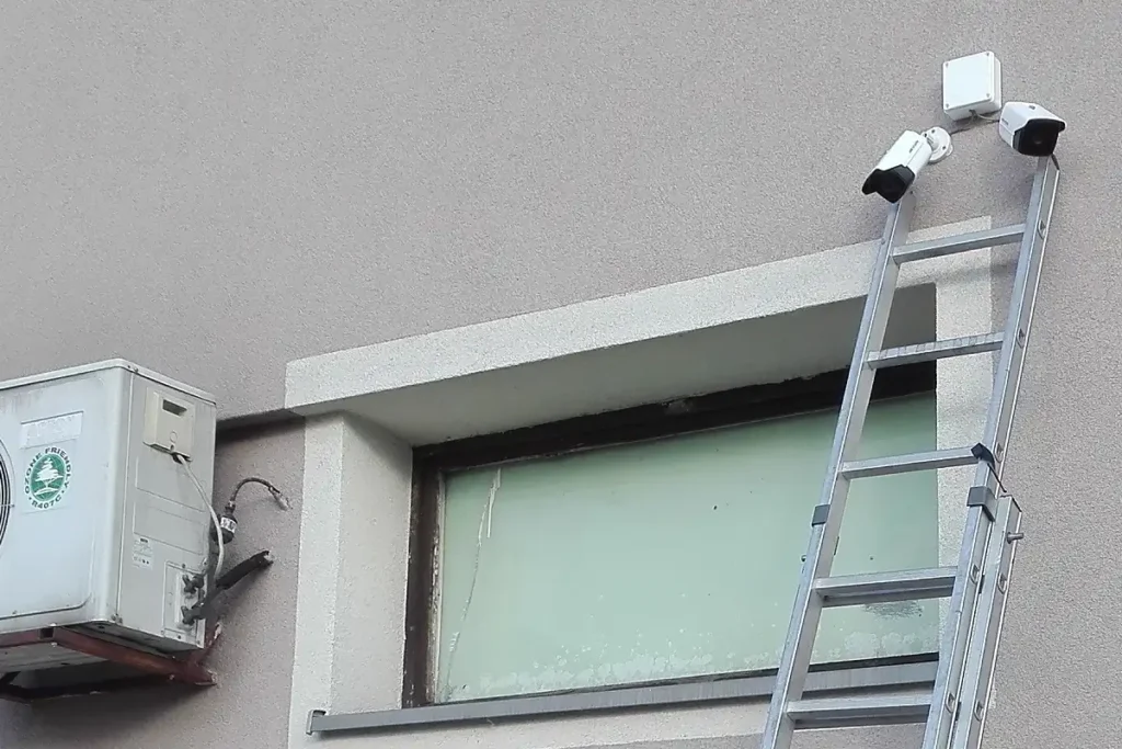 montaż monitoringu w sklepie spożywczym - kamery na zewnątrz budynku
