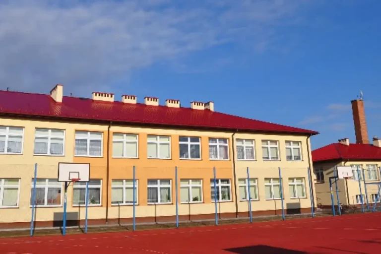 montaż sieci CCTV w szkole w Jarocinie, budynek