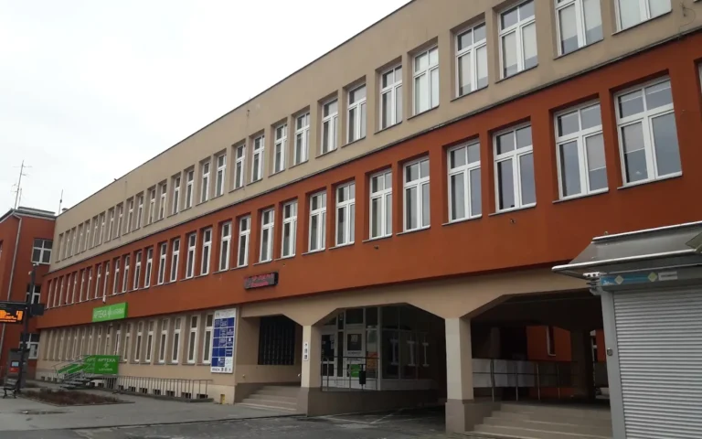 montaż kamer Hikvision w przychodni na budynku