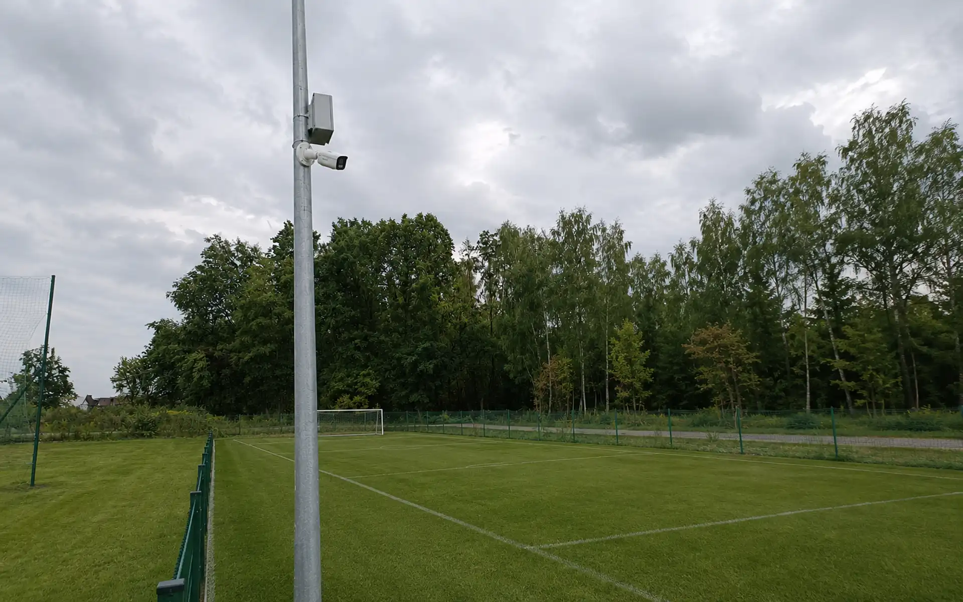 Montaż monitoringu boiska sportowego, kamera tubowa umieszczona na słupie