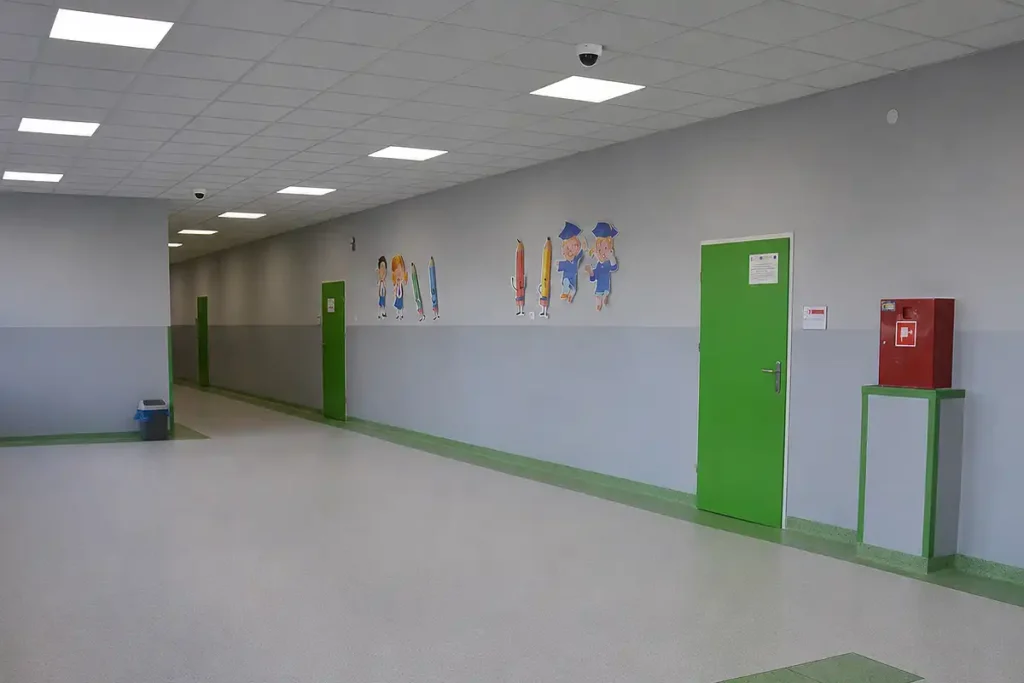 montaż sieci CCTV w szkole w Jarocinie, kamery zamontowane na korytarzu szkoły