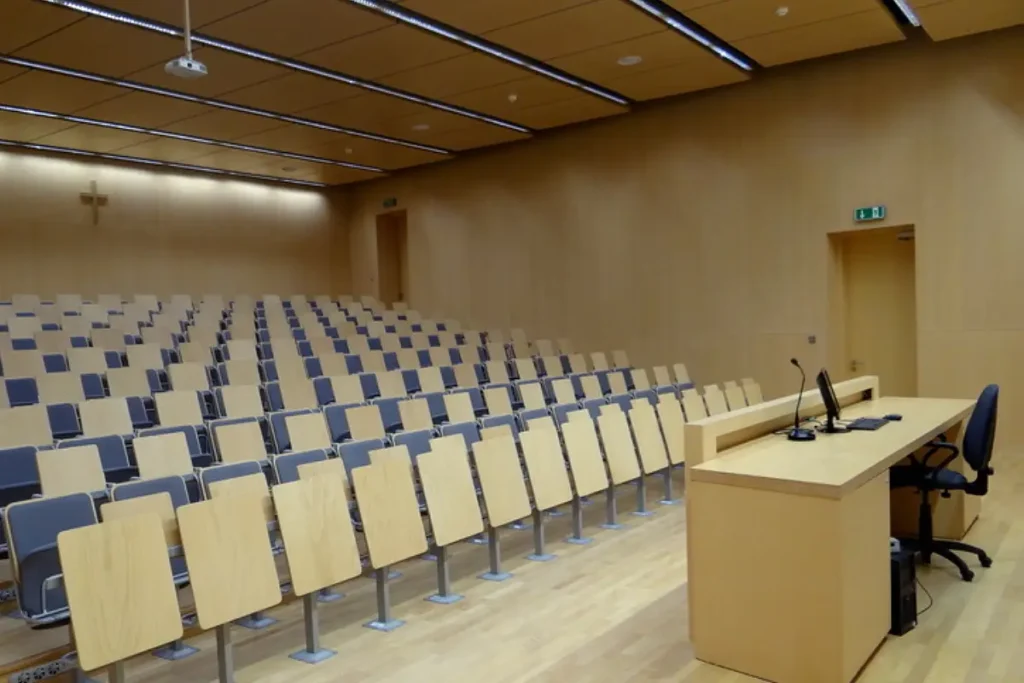 Rozbudowa monitoringu na KUL, model kamer zastosowany na parkingach i na większych przestrzeniach, sala wykładowa