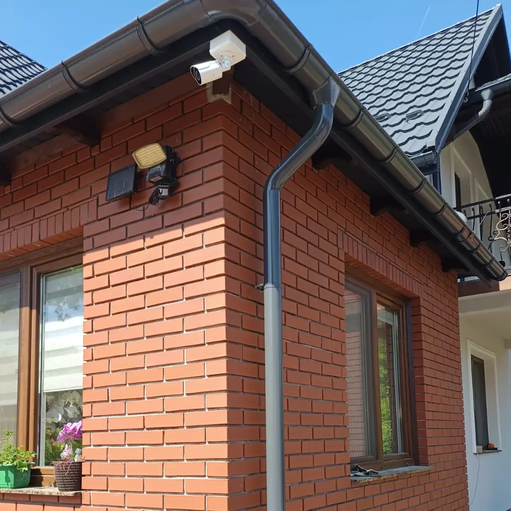 montaż kamer BCS w domu jednorodzinnym, kamera zamontowana na rogu budynku