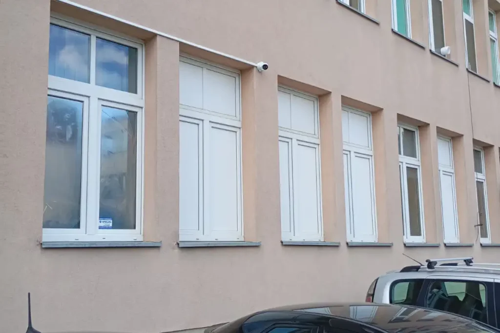 Montaż monitoringu IP w przychodni, kamera zamontowana do monitoringu parkingu