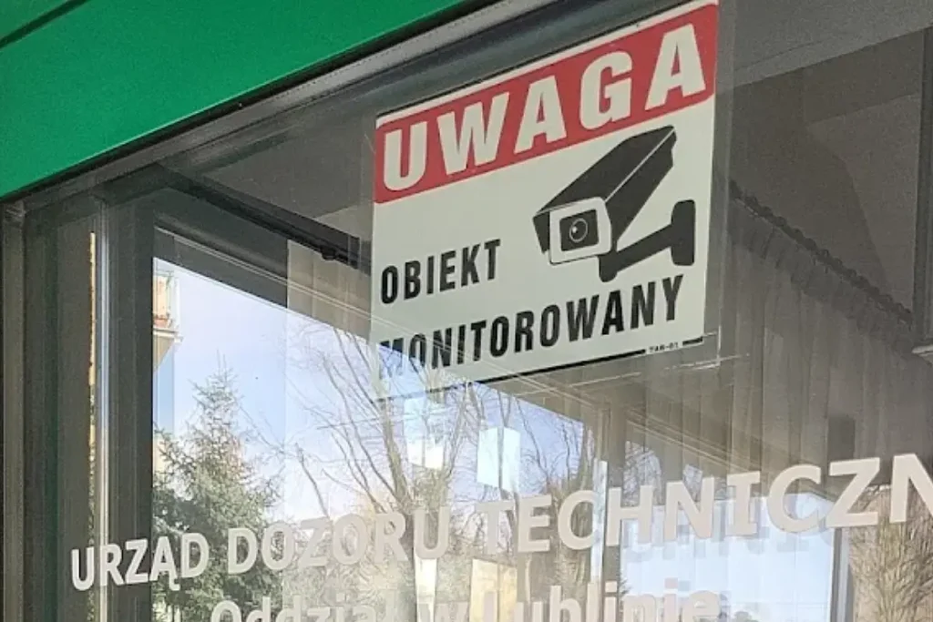 Montaż kamer Dahua w Urzędzie, tabliczka informacyjna