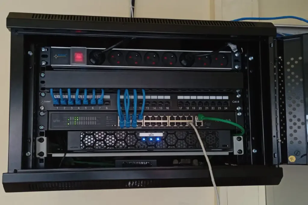 Montaż monitoringu IP w przychodni, zamontowane szafy rack