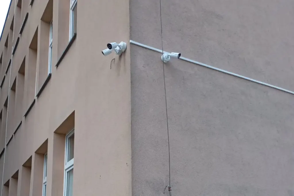 Montaż monitoringu IP w przychodni, kamery zamontowane na rogu budynku