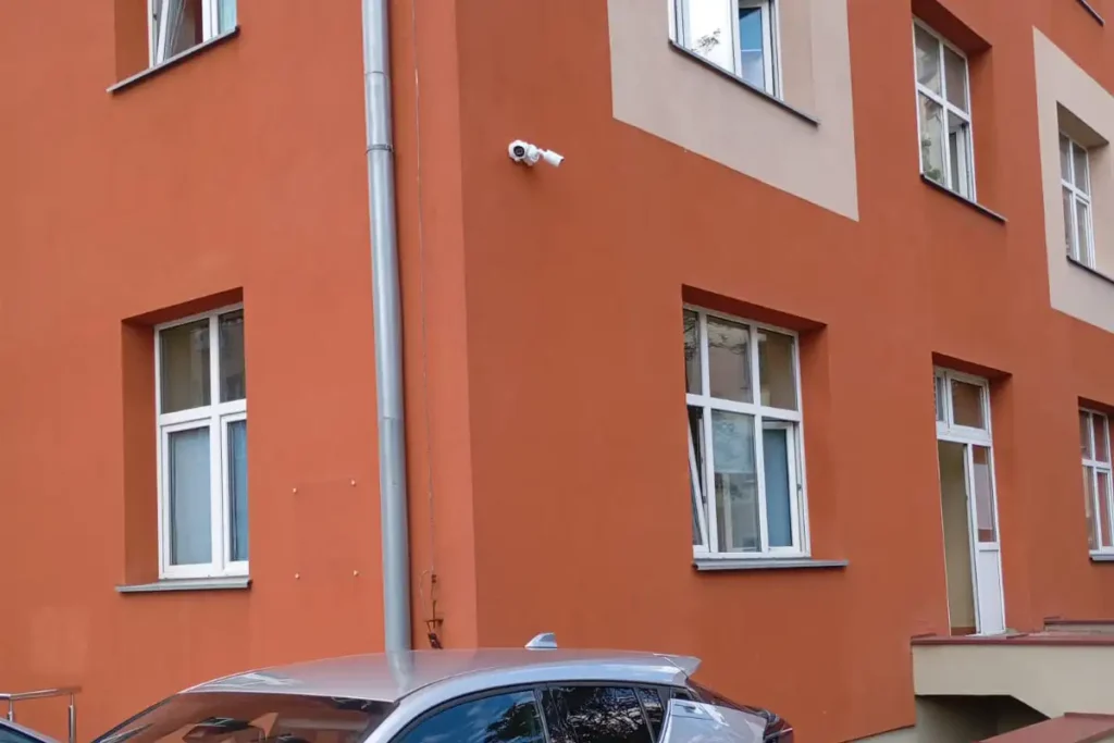 Montaż monitoringu IP w przychodni, kamery zamontowane na elewacji