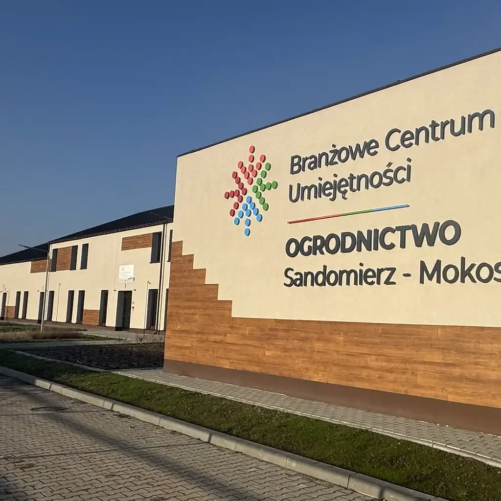 montaż monitoringu w placówce edukacyjnej, budynek placówki