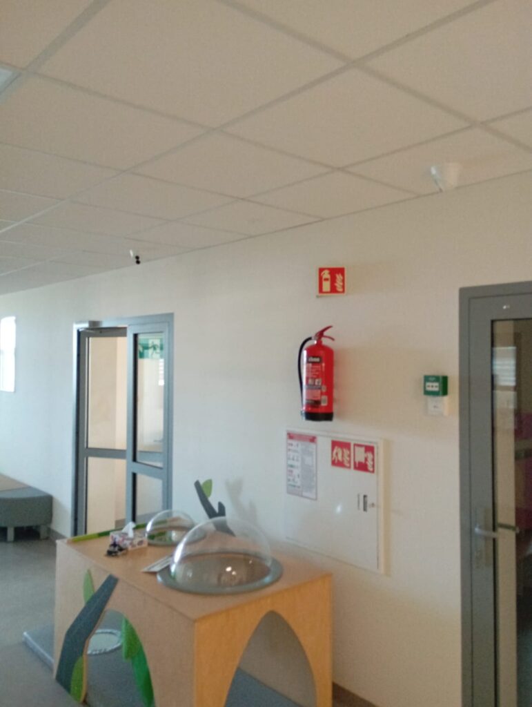 montaż monitoringu w żłobku, kamery zamontowane w korytarzu