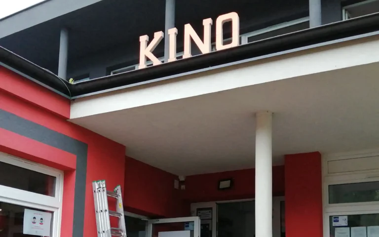 Montaż monitoringu w kinie, budynek z zewnątrz