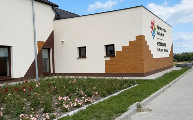 montaż monitoringu w placówce edukacyjnej, kamera zamontowana na zewnątrz