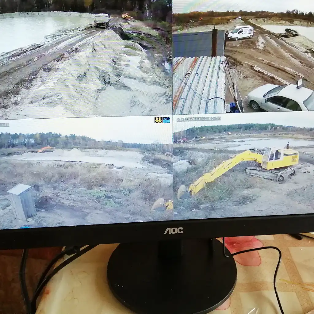 Montaż monitoringu w kopalni piasku, kamery zamontowane na wysięgniku, wgląd na obraz z kamer