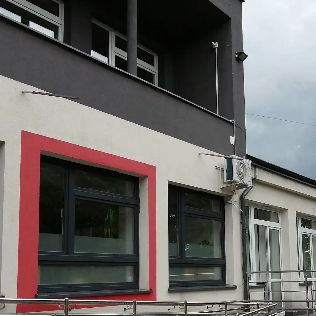 montaż monitoringu w kinie, kamera zamontowana na zewnątrz