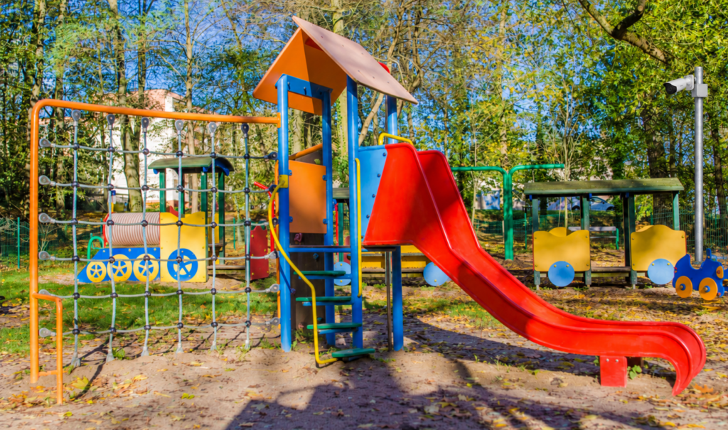 monitoring boisk i placów zabaw, kamera zamontowana na placu zabaw
