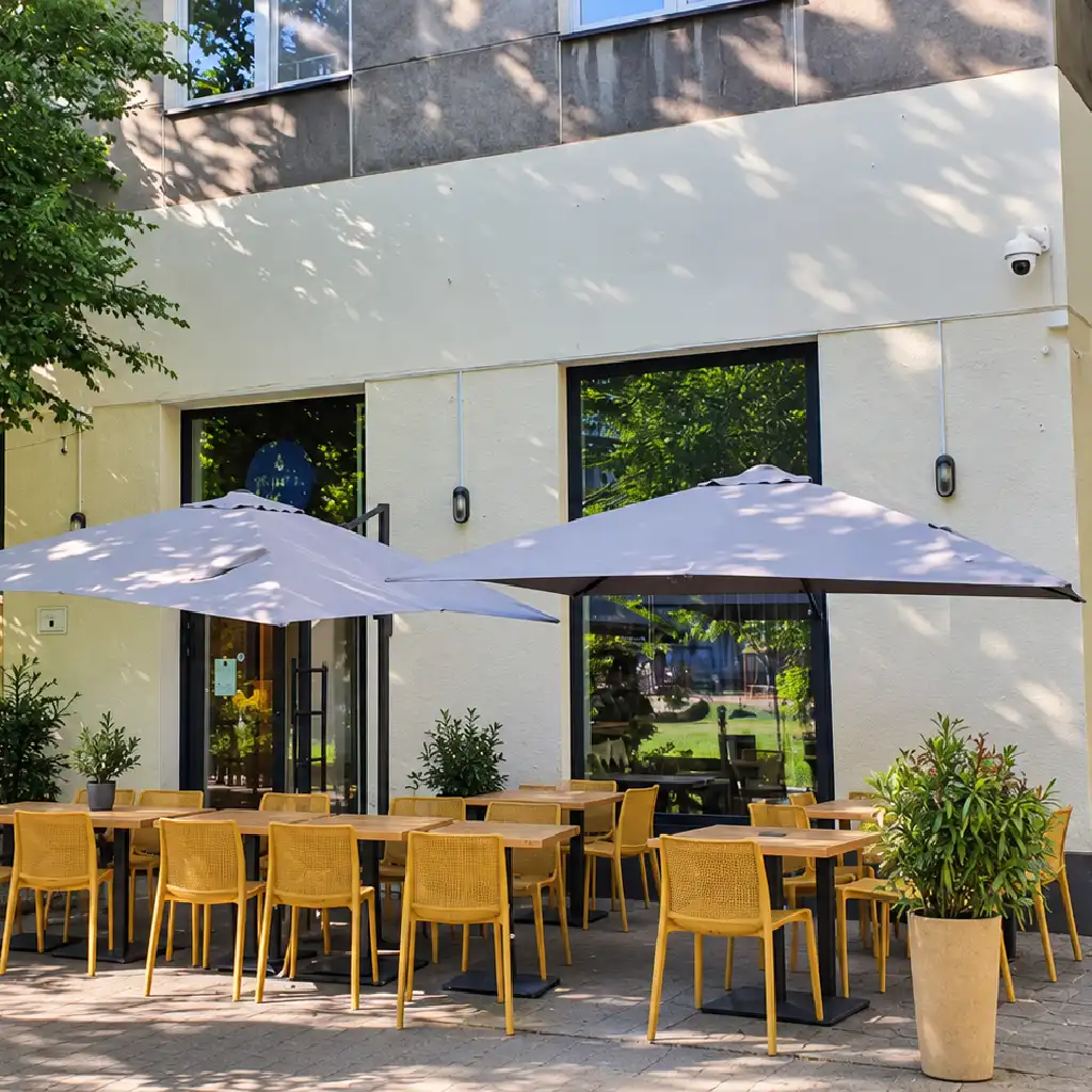 skuteczny monitoring w restauracji, kamera w ogródku restauracji