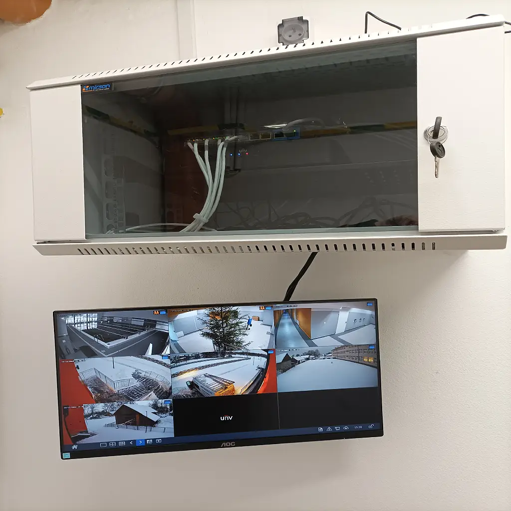 montaż monitoringu na pływalni, stanowisko do podglądu obrazu kamer z szafą rack