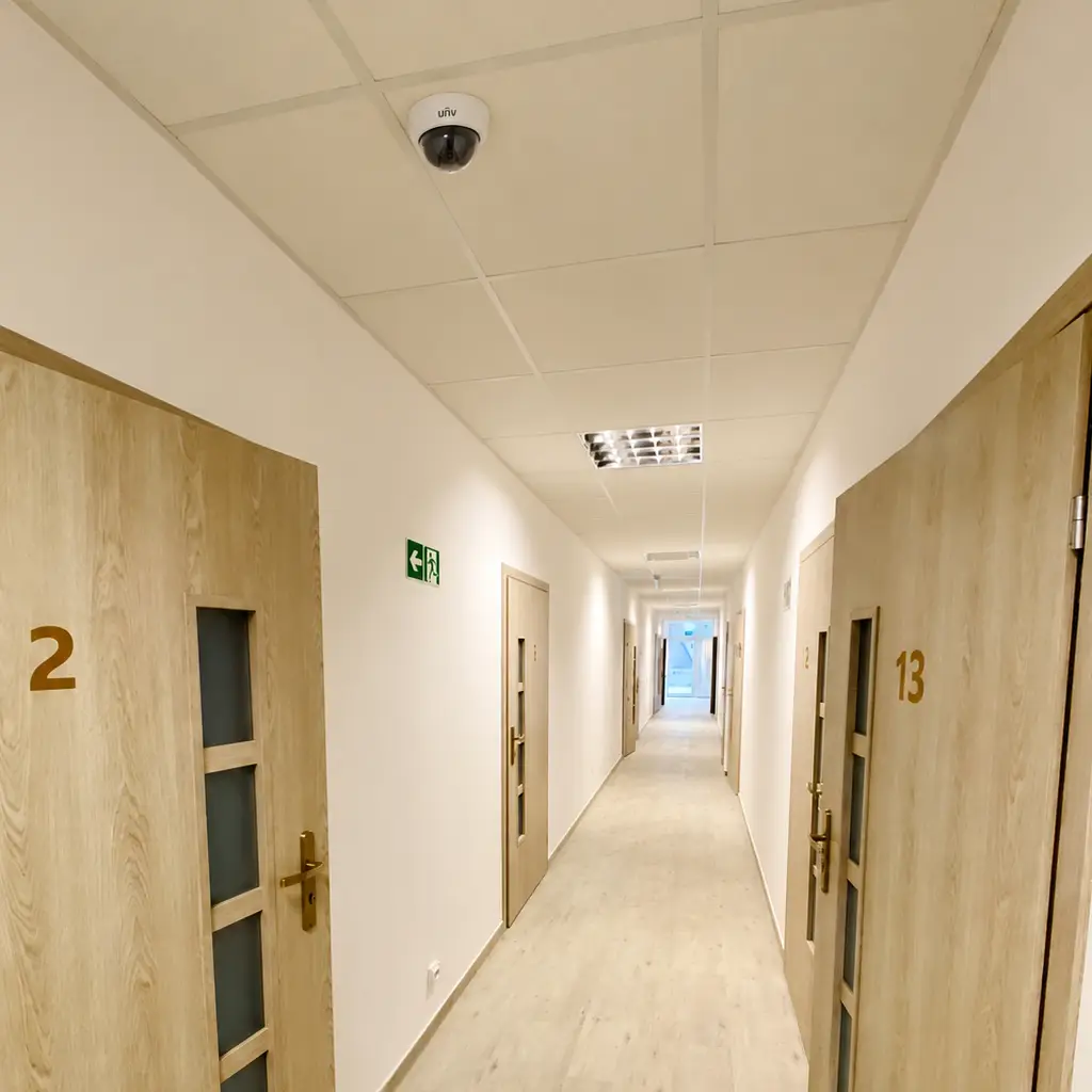montaż monitoringu w domu seniora, kamera na korytarzu