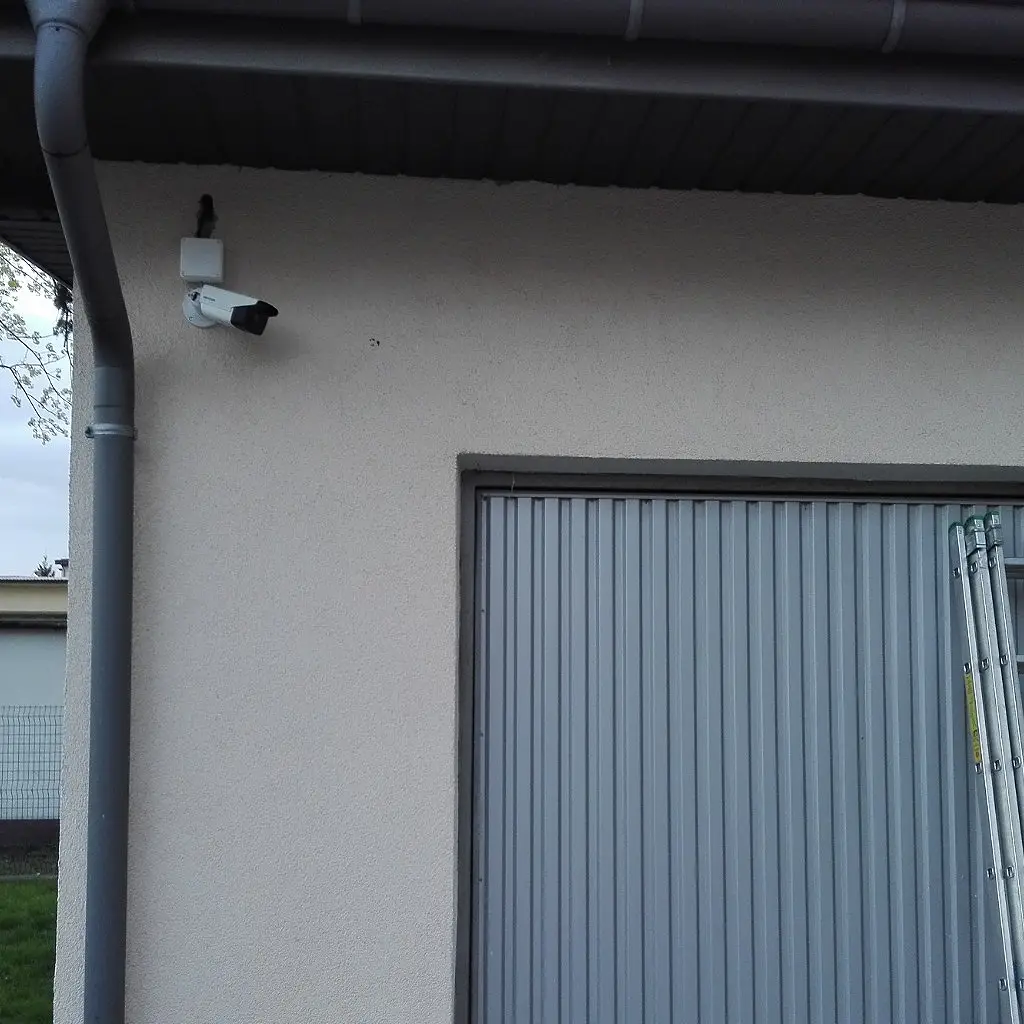 montaż monitoringu w gotowym budynku, kamera na budynku garażu